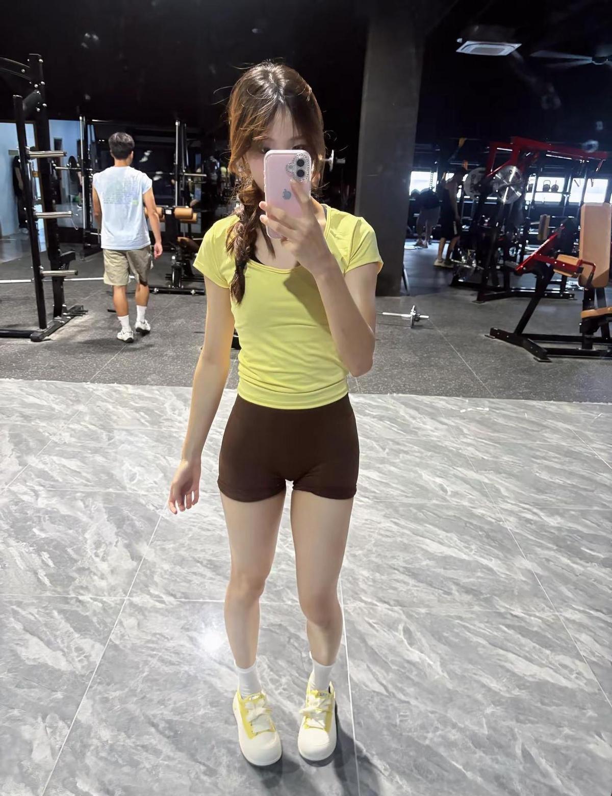 好女人不用选了，她可以直接要两样。
以前说“好女孩才听话，坏女孩才练得狠”，现在