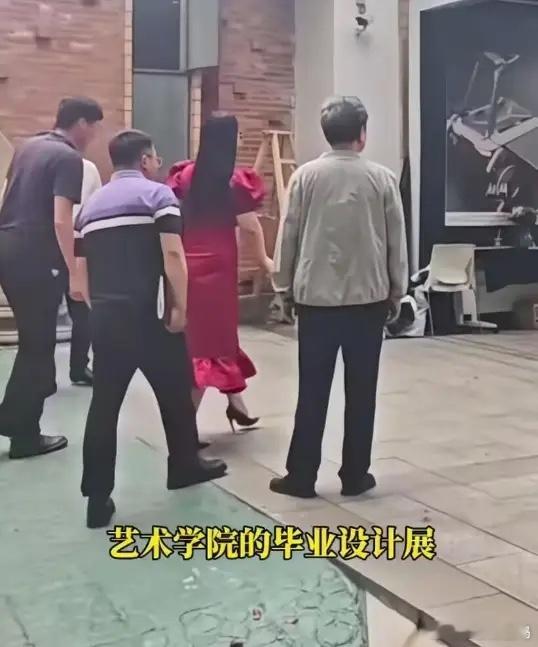李湘现身湖南大学，近照瘦了颜值回春，网友透露，在湖南大学偶遇李湘，她当天戴着墨镜