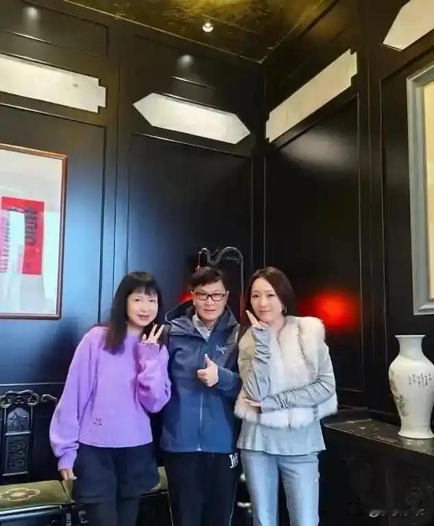 53岁杨钰莹广东聚餐照曝出，她看着嫩如少女，像30岁。旁边站着的同龄好友苏拉，穿