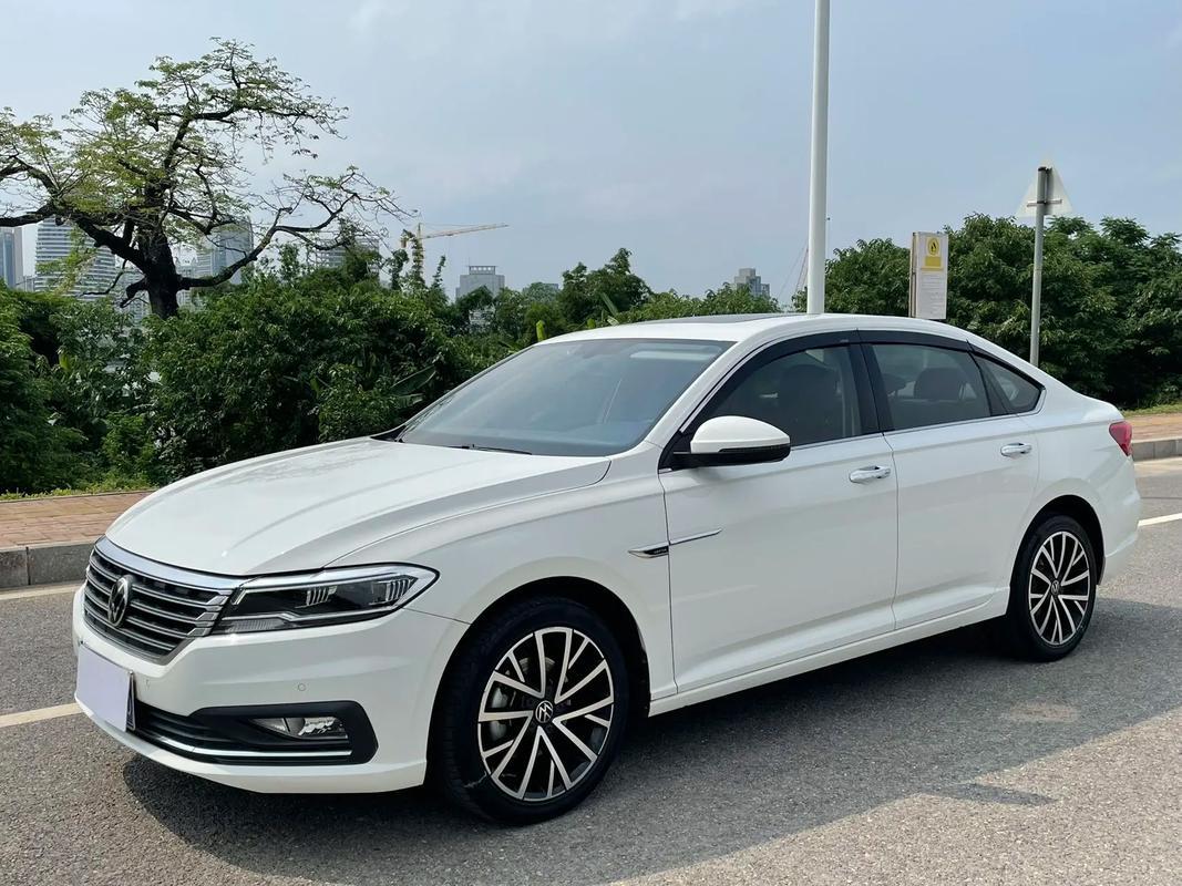 2025年热销燃油轿车：上汽大众朗逸
同轩逸一样，朗逸也出现了下滑，达到了16.