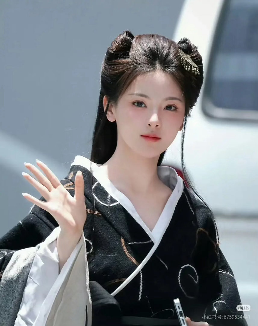 杨超越鞠婧祎谁更适配这个造型？ ​​​