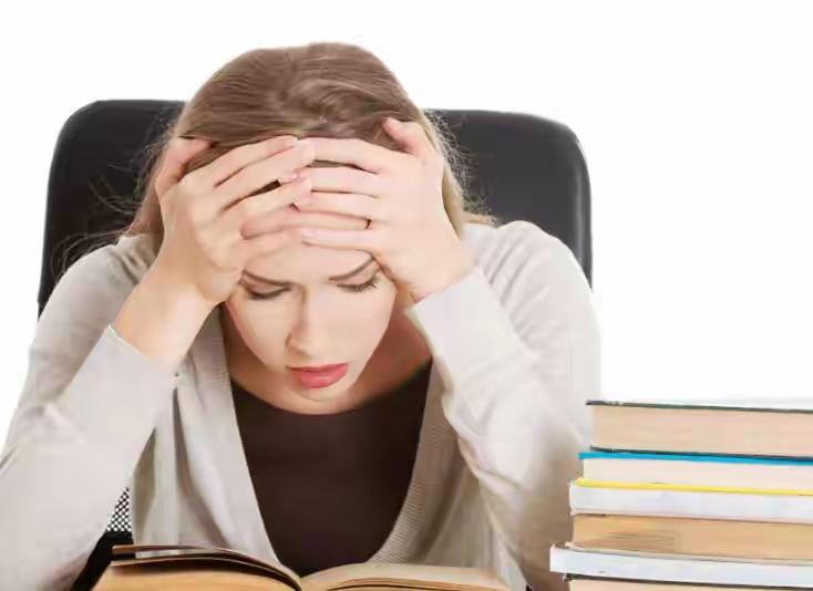 普通人最容易被骗
不是贪心的时候
而是
自己开始害怕的时候

《后汉书》里
王符