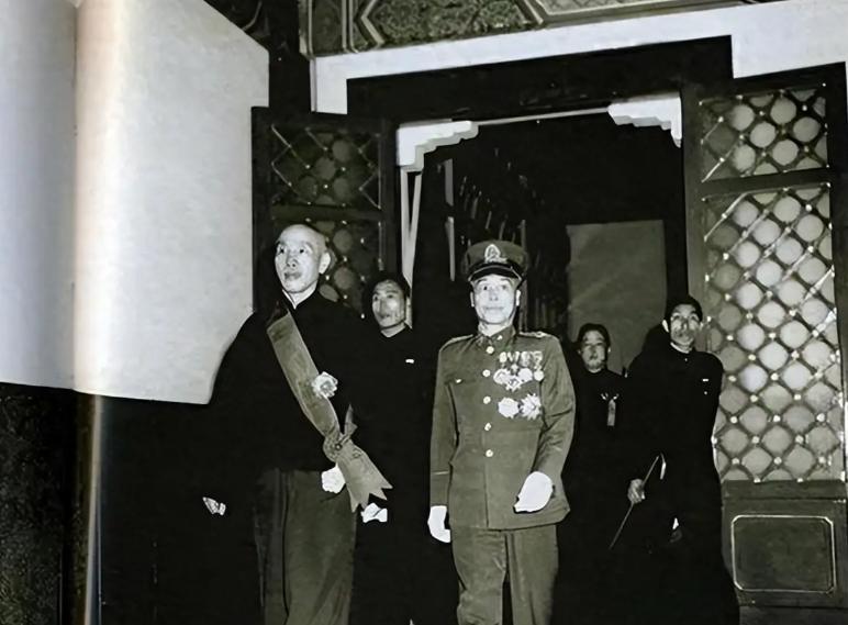 1948年4月的南京总统府，蒋介石盯着李宗仁说："德邻，军人就该在前线打仗，副总