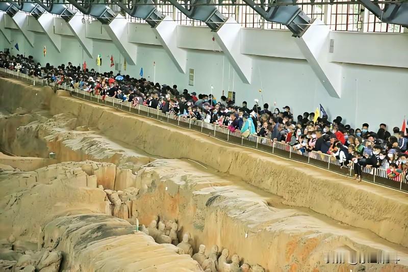 秦始皇兵马俑，场馆重建？

70年代初发现兵马坑到建大棚，大门，已经过去了50年