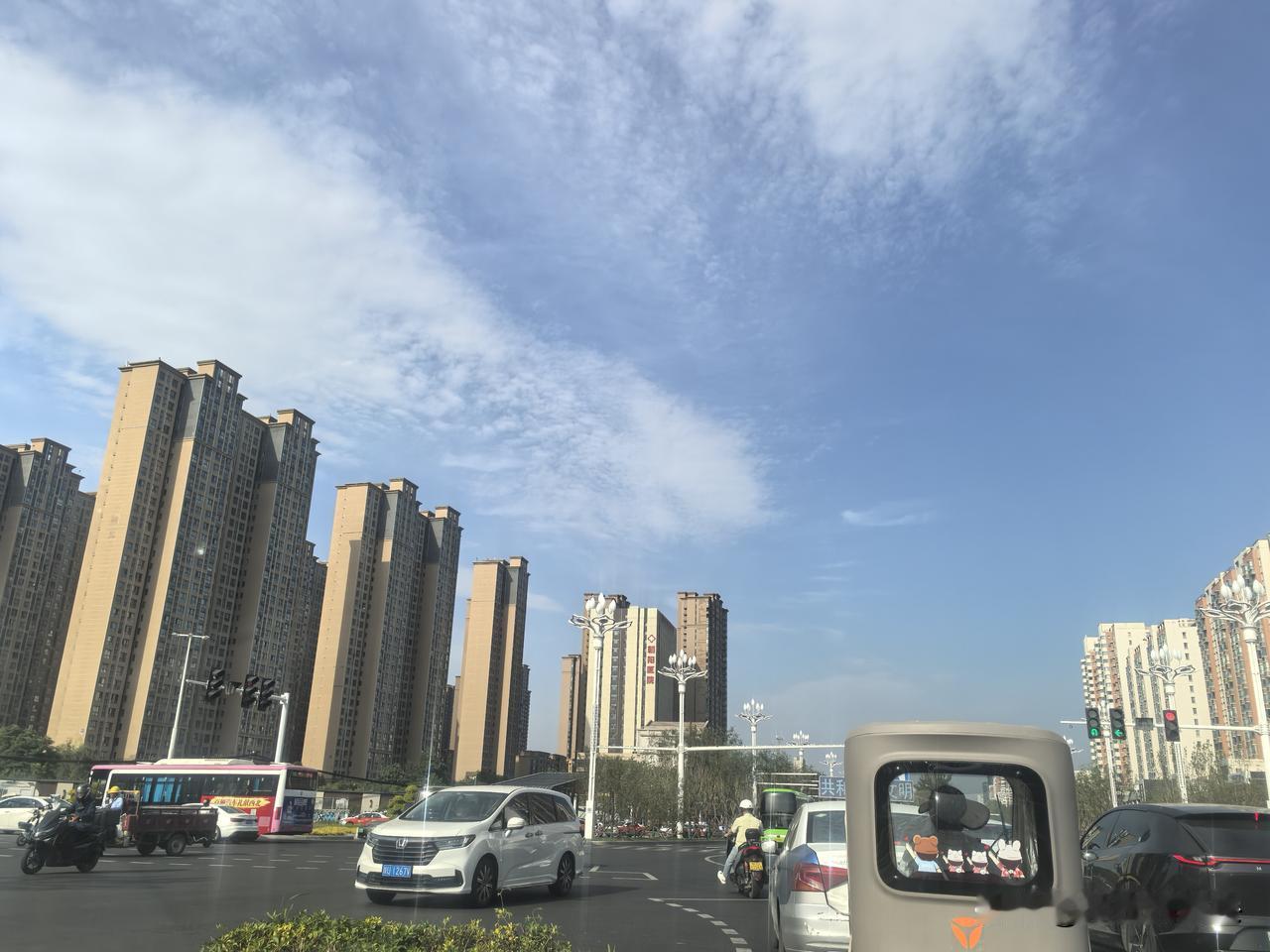 公告的类标题是：《高考静音温馨提示》。原来这个小区的物业，为了即将来临的高考提前