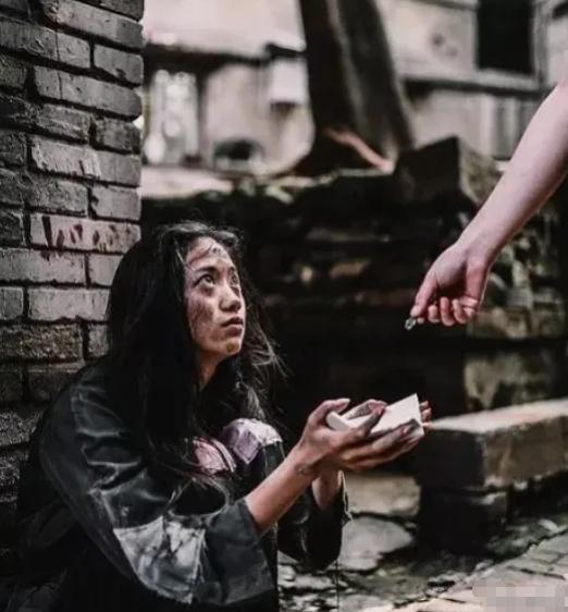 1977年，北京知青谢炳义买了两碗面递给乞丐女子，然而女子却寸步不离的跟着他，他