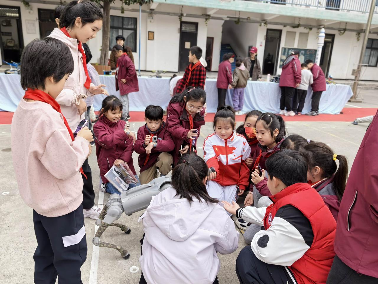 空性的意识效应立刻符合对应于一切所当真的情况，就看似“真实”的显现出来了。注意，