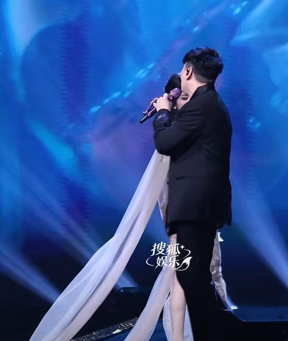 杨幂给林俊杰伴舞在王者荣耀共创之夜，杨幂兑现早前约定，为林俊杰的《茉莉雨》撑伞伴