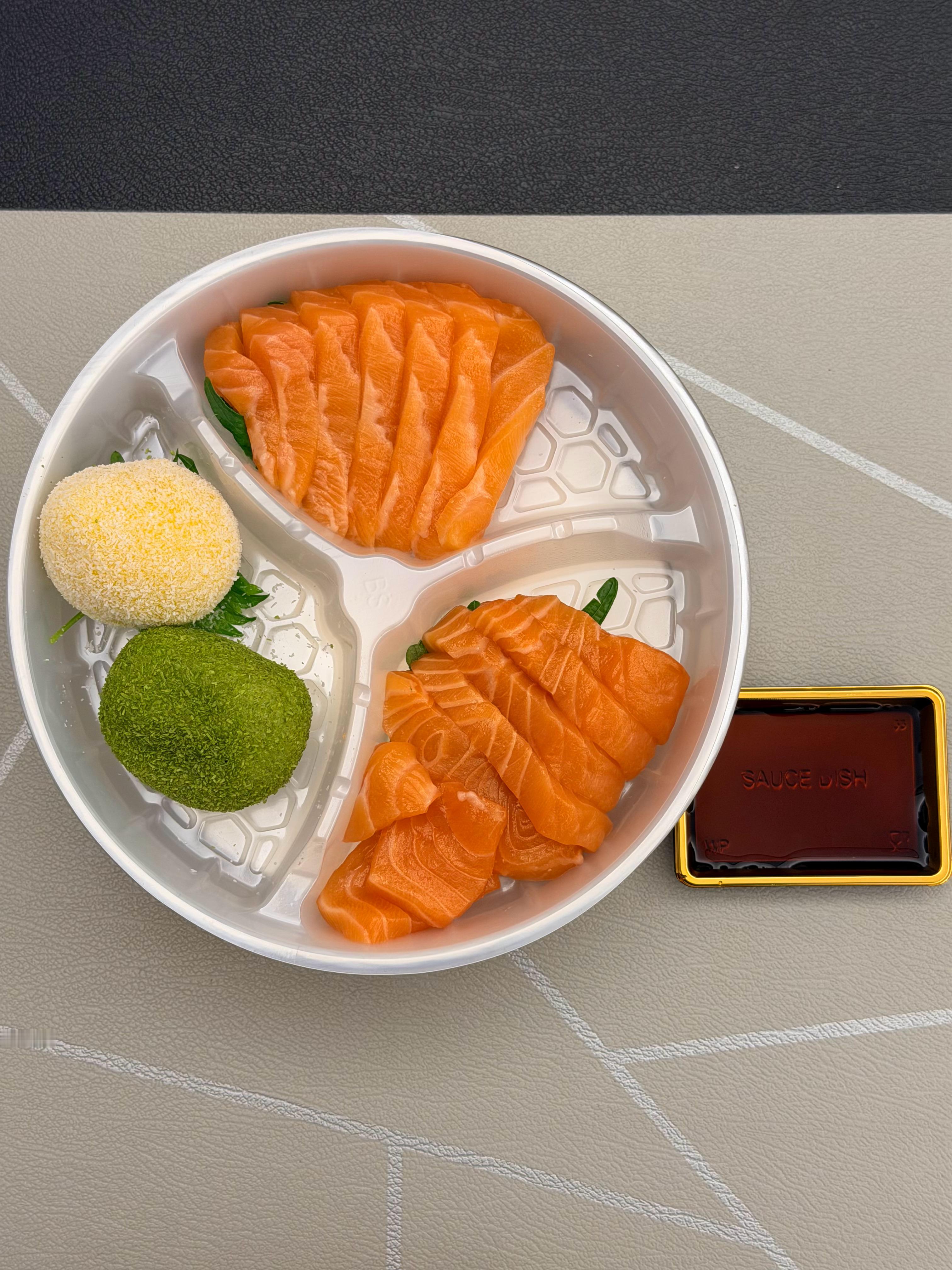 为了减肥只能吃点三文鱼凑活一下了 