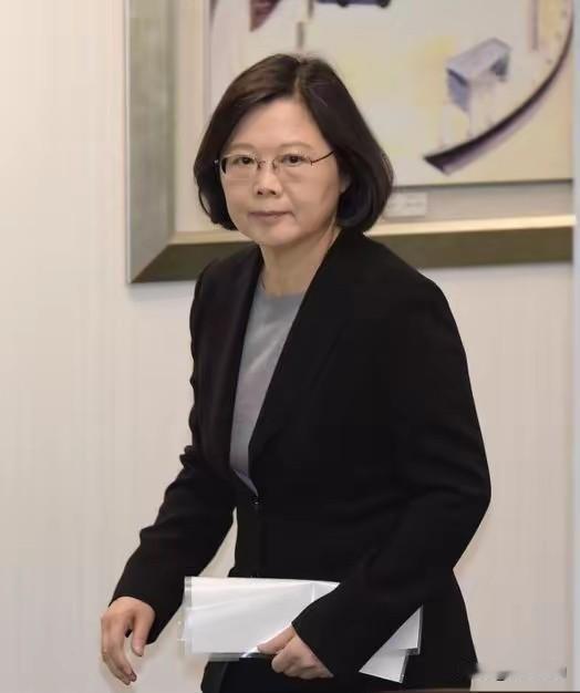 蔡英文罕见发声：“我是台湾人并没有错，我是中国人，因为我是念中国书长大的，受的是