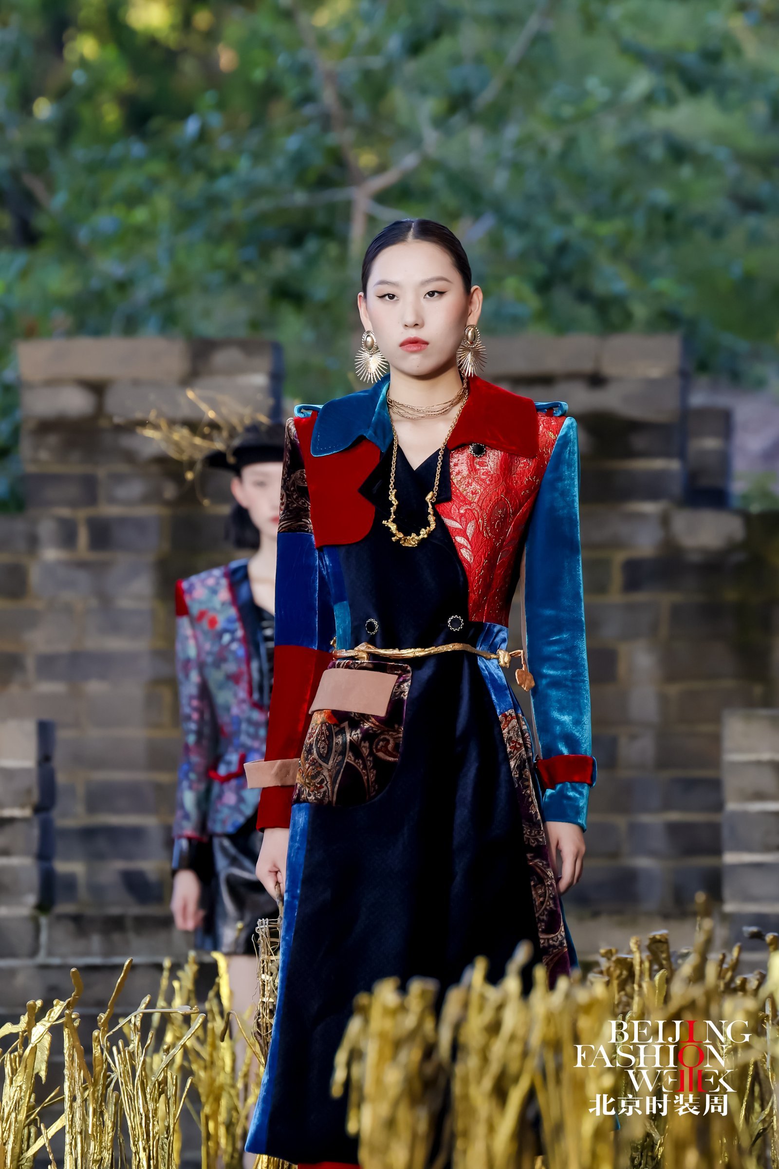 长城脚下的“熔装”对话：当铜雕非遗遇见当代时尚 夜幕下的古北水镇，长城烽火台的轮