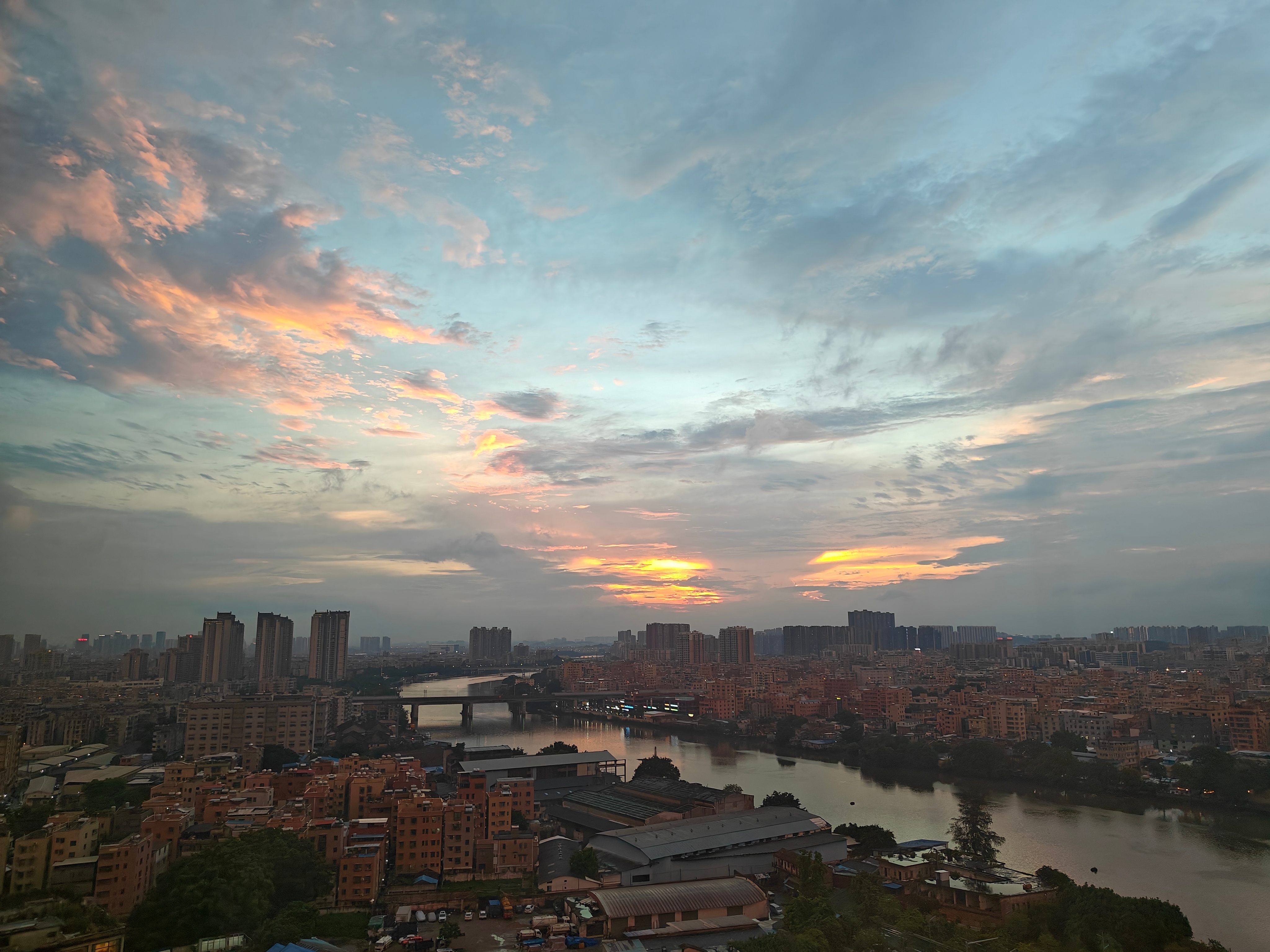 夕阳西下，余文乐在天涯