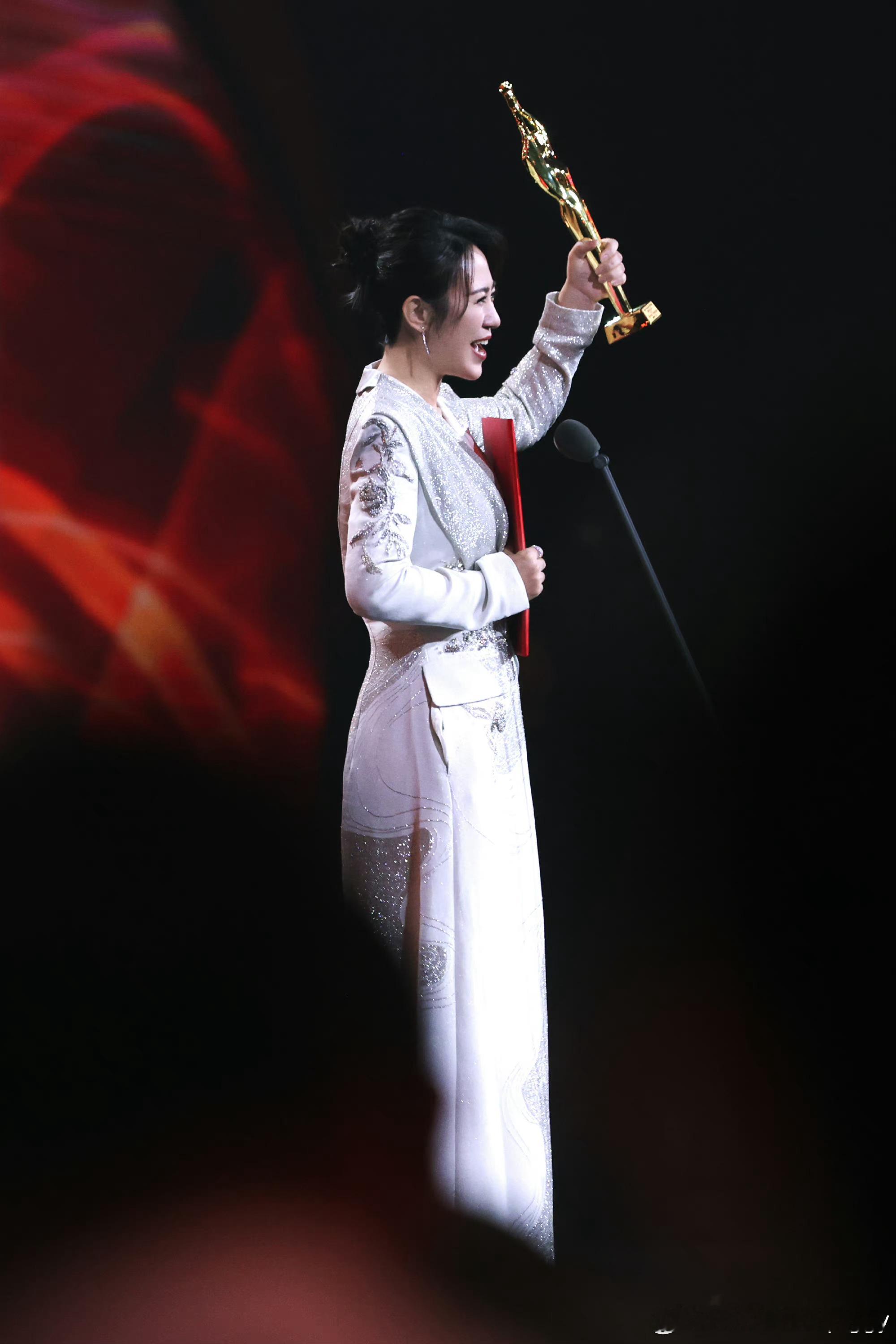 #马丽说确实没想到哭成这样# 理解马丽哭成那样，20年的路太长太难了，但她做到了