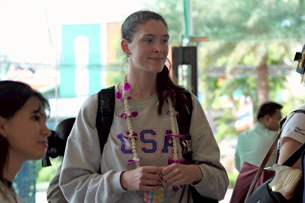 美国女排抵达2025女排世锦赛 小组赛举办地呵叻。身处D组的美国女排将在小组赛迎