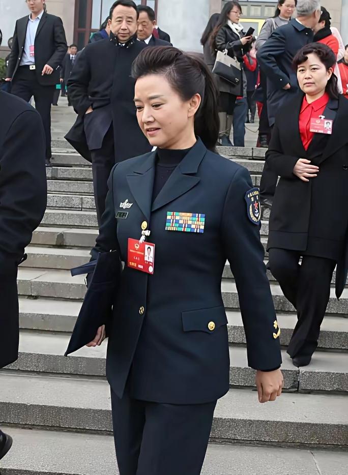 昔日家喻户晓的歌唱家，如今气场全开，一身风骨不输男儿。
褪去舞台华服，化身飒爽巾