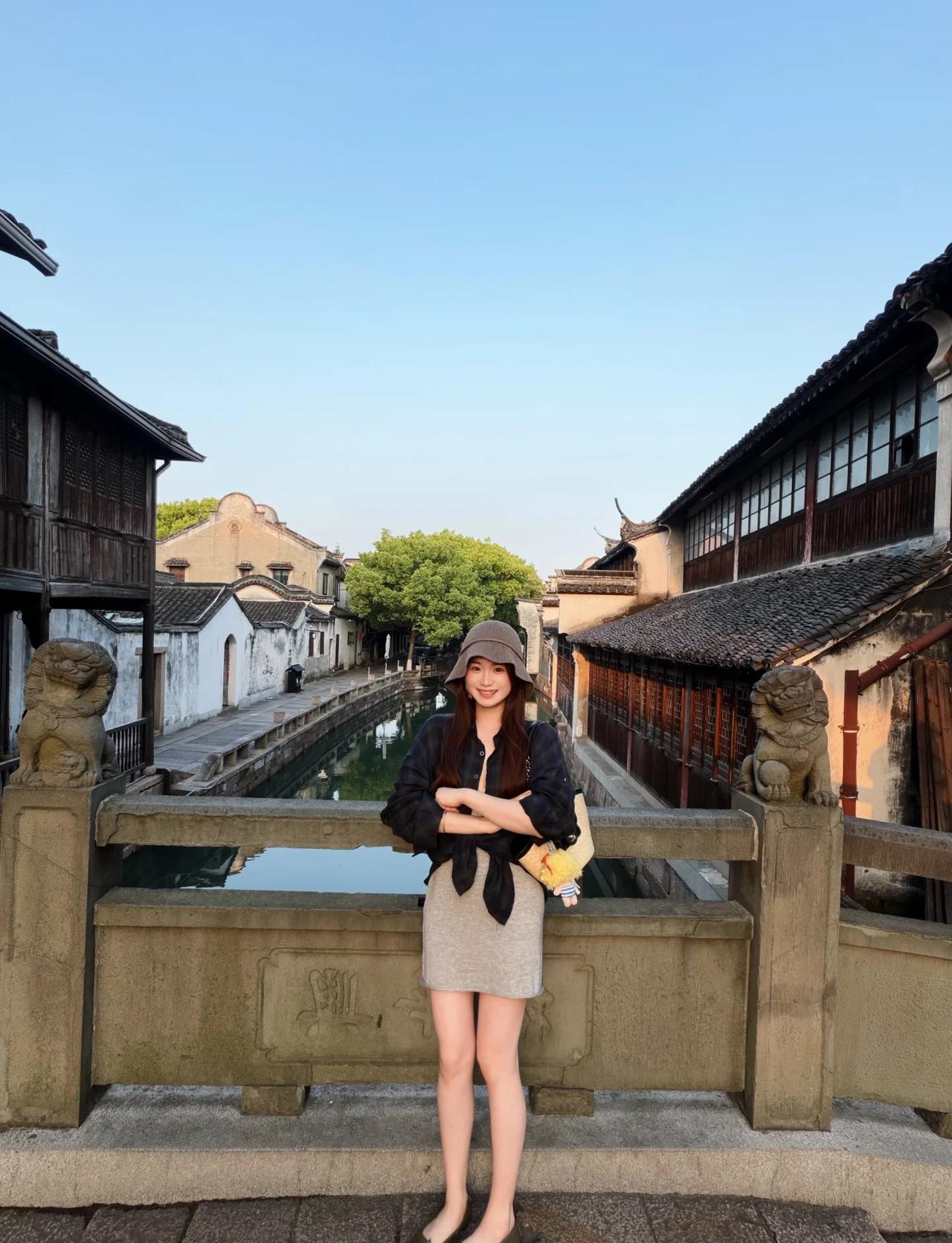 在乌镇的一些穿搭合集
江南烟雨美如画 永远被江南古镇美景折服 古镇旅行穿搭