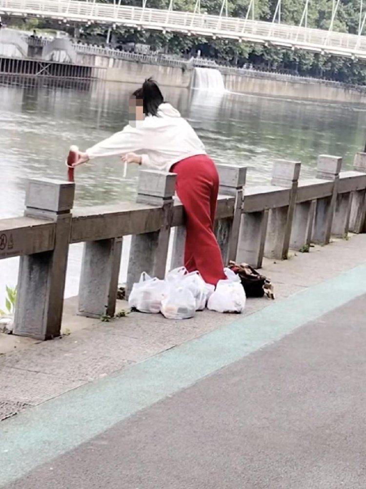 “简直大开眼界！”贵州贵阳南明河畔，一名女子拎着六大袋奶茶来到岸边，不独自享用，