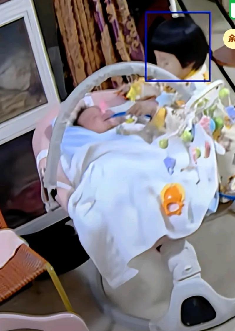 姐姐把管子塞进二宝喉咙里，致使宝宝呛奶，
妈妈可能是在里边上厕所听到动静，
赶紧