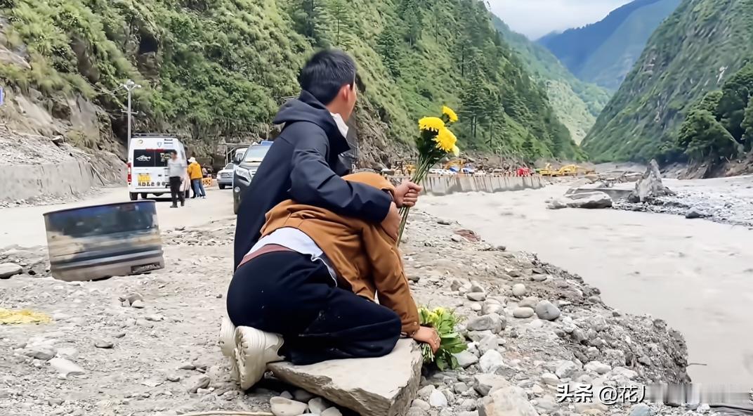 那柔弱的女人失声痛哭，长跪不起，她身匐大地，只为更加靠近地下长眠的家人，她想告诉