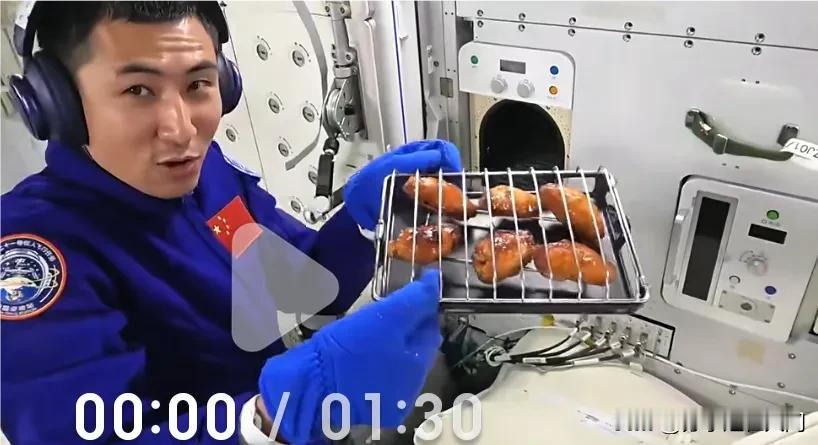 中国空间站的“太空厨房”太牛了！11月3日消息，神舟二十一号和神舟二十号航天员乘