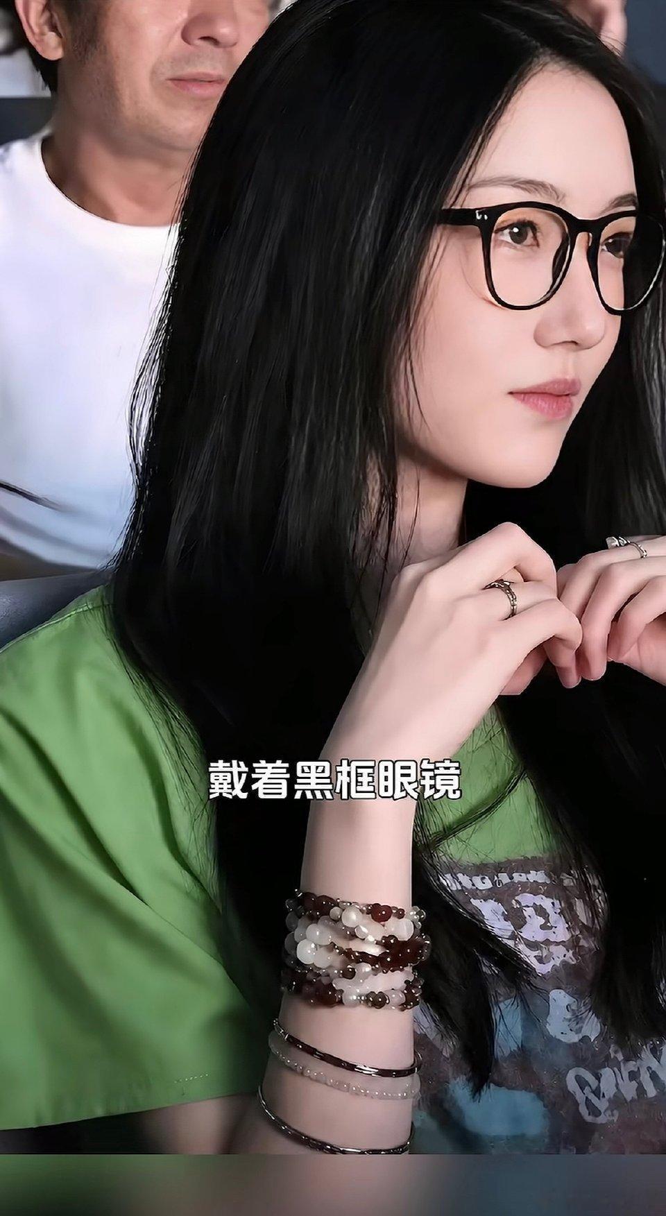 李嫣几乎看不见唇腭裂修复痕迹近日，李嫣、窦靖童、宋妍霏三人在大理街头被拍到同框出
