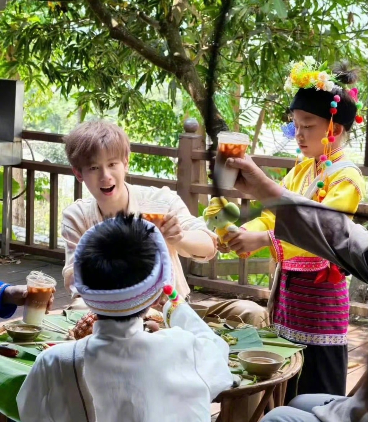 胡先煦又换新发色了在普洱偶遇胡先煦 有网友在普洱偶遇胡先煦啦！小胡又双叒叕换发色