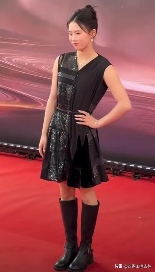 微博之夜陈芋汐大长腿吸人眼球。
她1.65米85斤，不但手臂纤细，细长的双腿配上