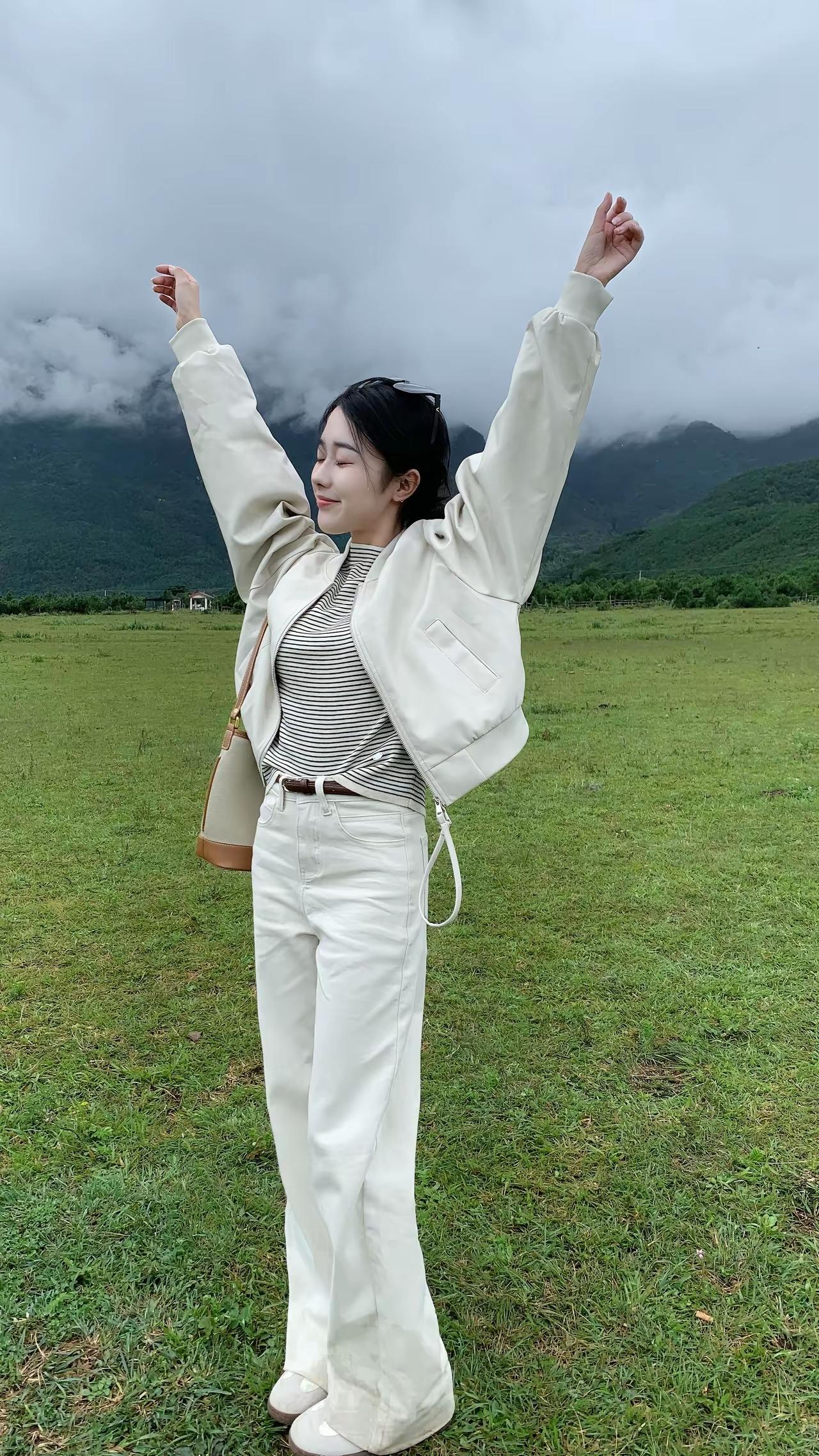 在山间草地上，自由伸展双臂，享受自然之美。🌿🌿🌿