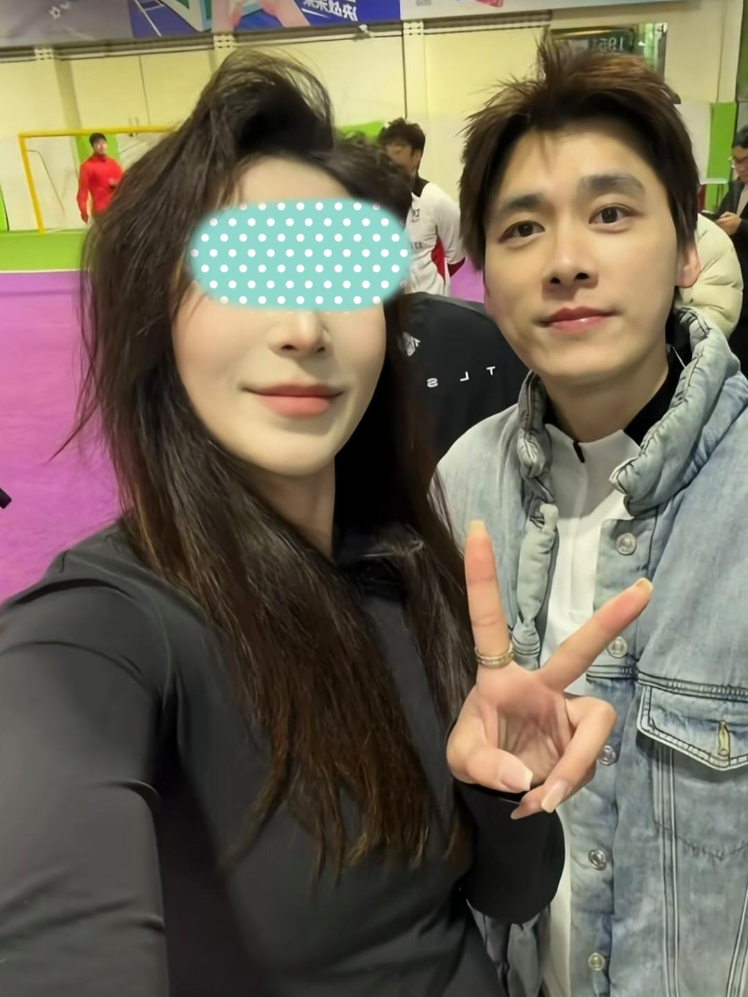 李易峰现身北京，他在一家体育场踢足球，粉丝们还是很多的，都上来和他合影拍照分享，