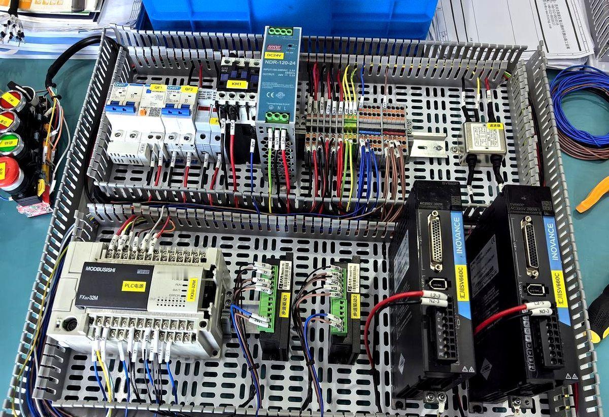 电工兄弟们注意了，别再只靠扳手吃饭了。
新能源风口来了，你还在拧螺丝？
PLC编