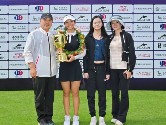 刘国梁抱起15岁女儿：贺其获职业生涯首冠