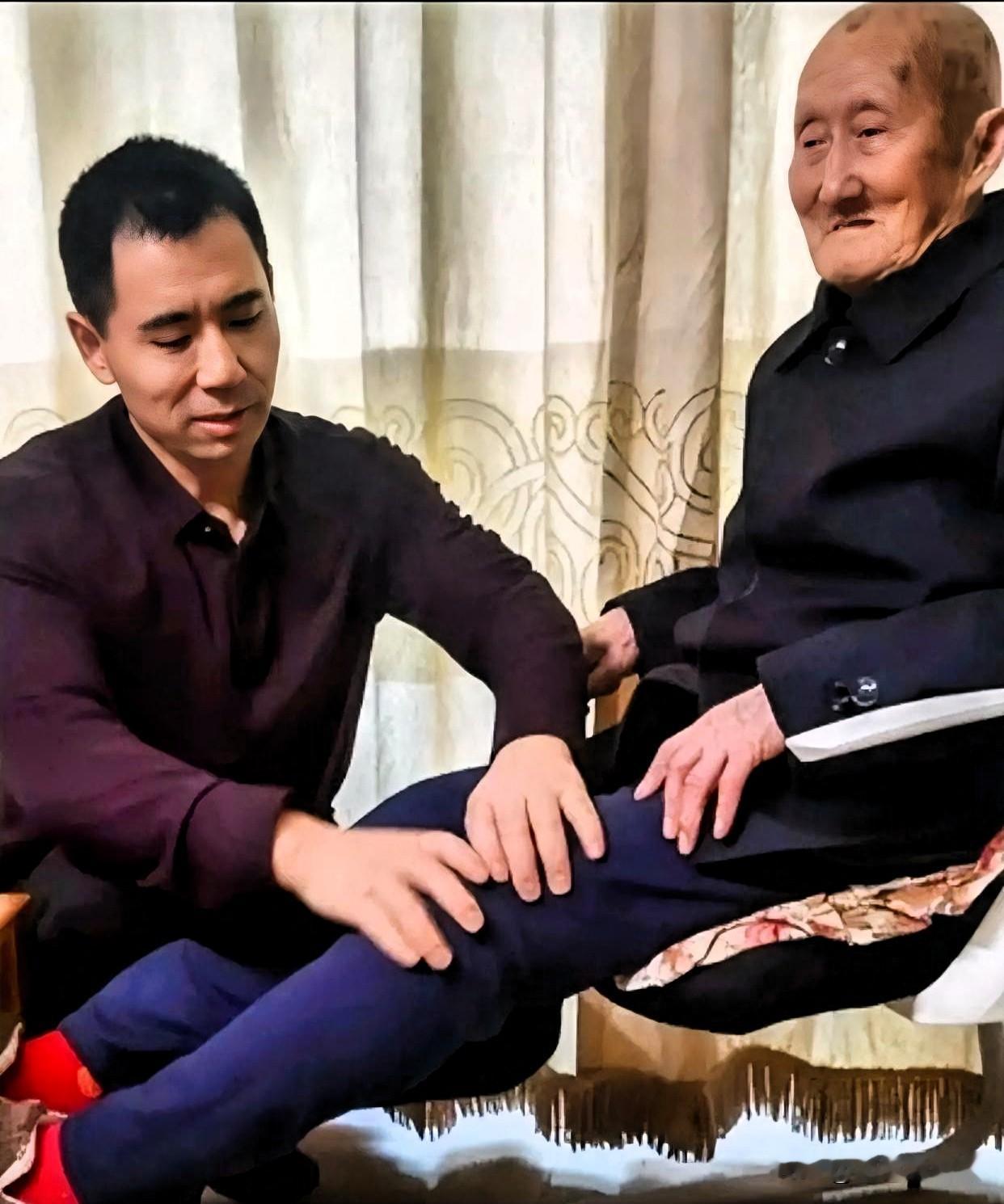 46岁孤身老汉卖猪养弃婴，40年后上校儿子一个习惯，把我看沉默了
网上刷到董永在