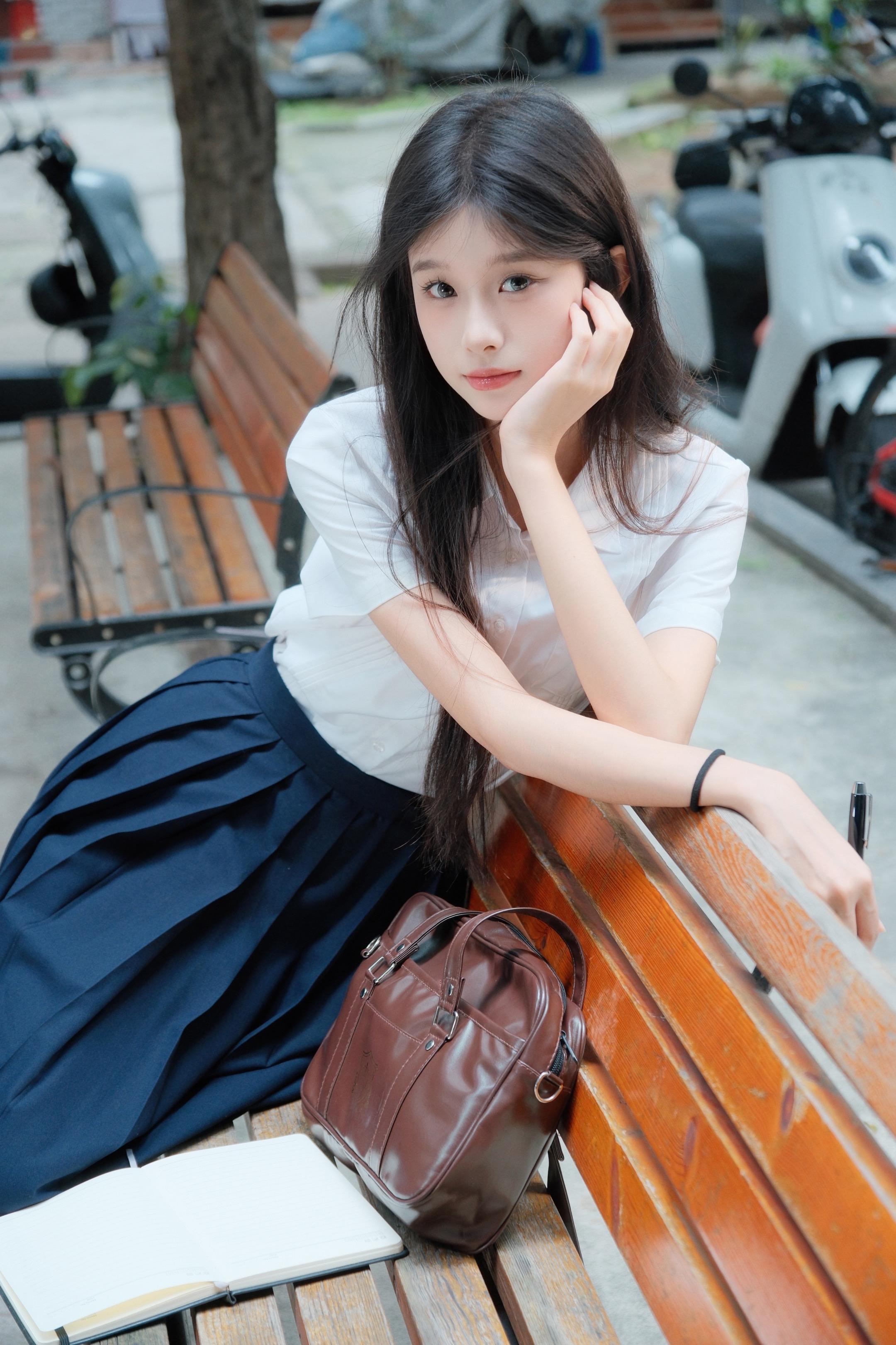 是青春里的白月光。校服、长椅、老巷口，是青春的代名词。 宝安灵芝园新村...