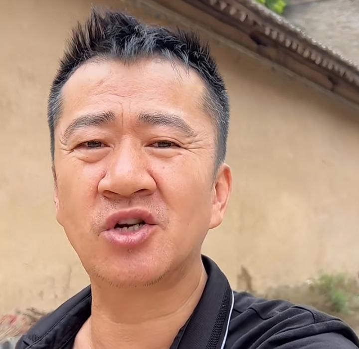 真正的好男人。

面对自己的感情被质疑，演员李嘉明勇敢站出来面对，不让妻子受任何