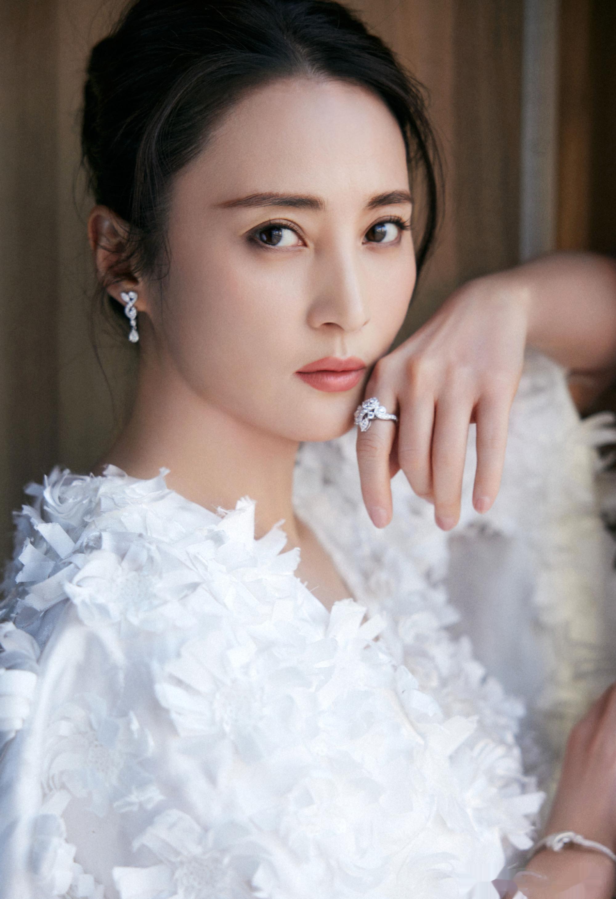 #蒋勤勤白羽黑裙红毯造型#东京电影节开幕式的蒋勤勤别太美了，这身裙子真的很显身段