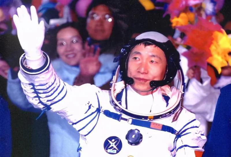 在中国成功执行过飞天任务的航天员当中，先后一共有8人晋升少将军衔，杨利伟是史上第