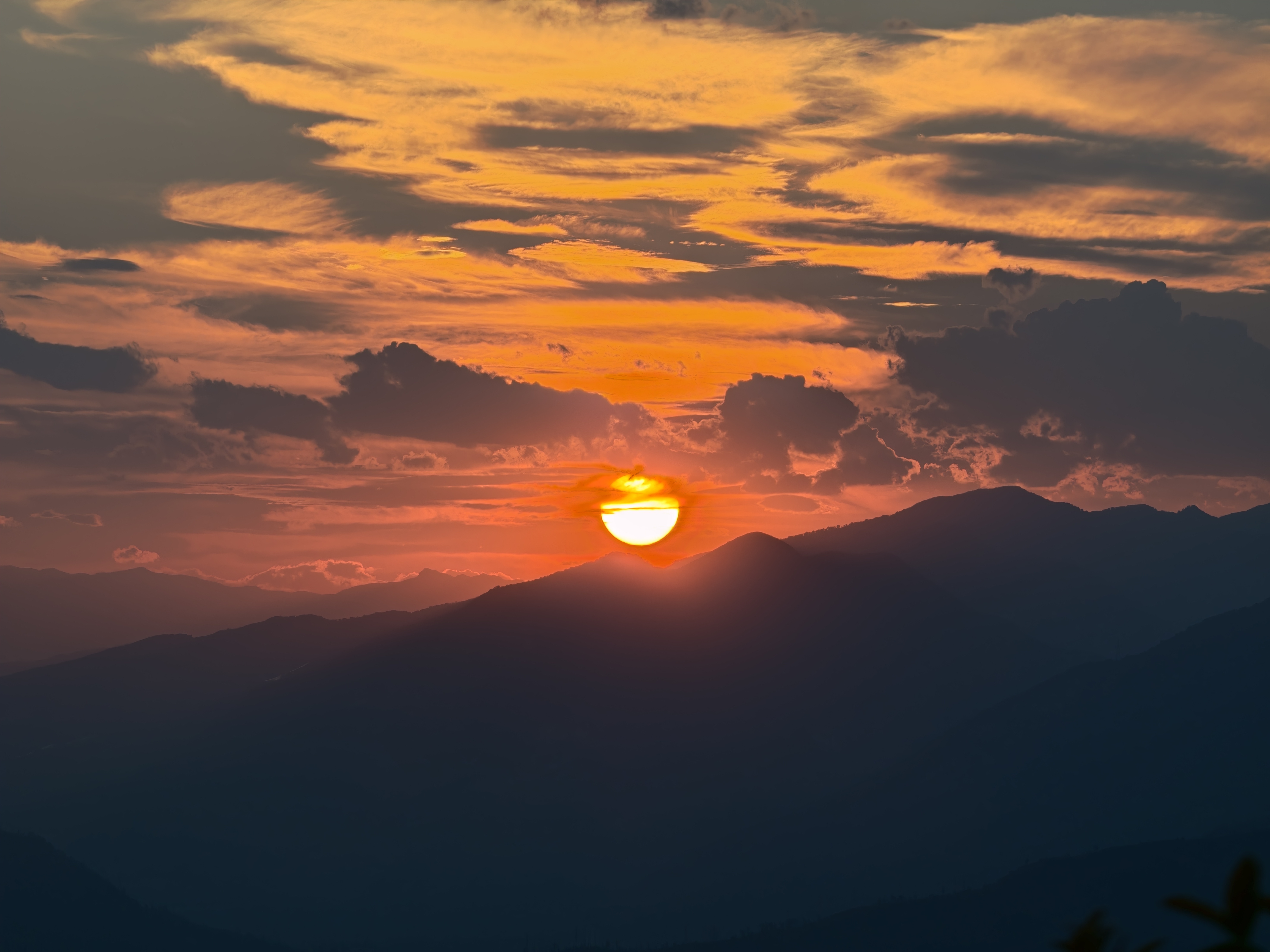 刚拍的夕阳，美哭了有没有