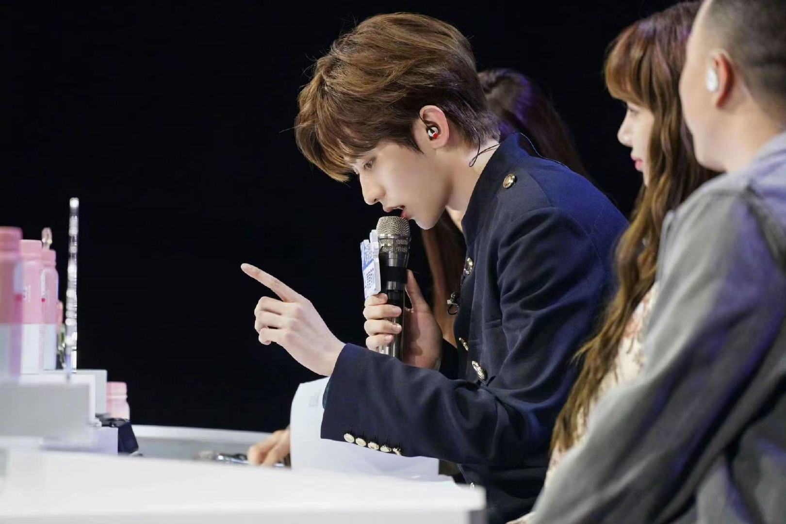 蔡徐坤PD纯元的杀伤力 舞台细节藏不住的专业！提前熬夜改舞蹈适配当地舞台，蔡PD