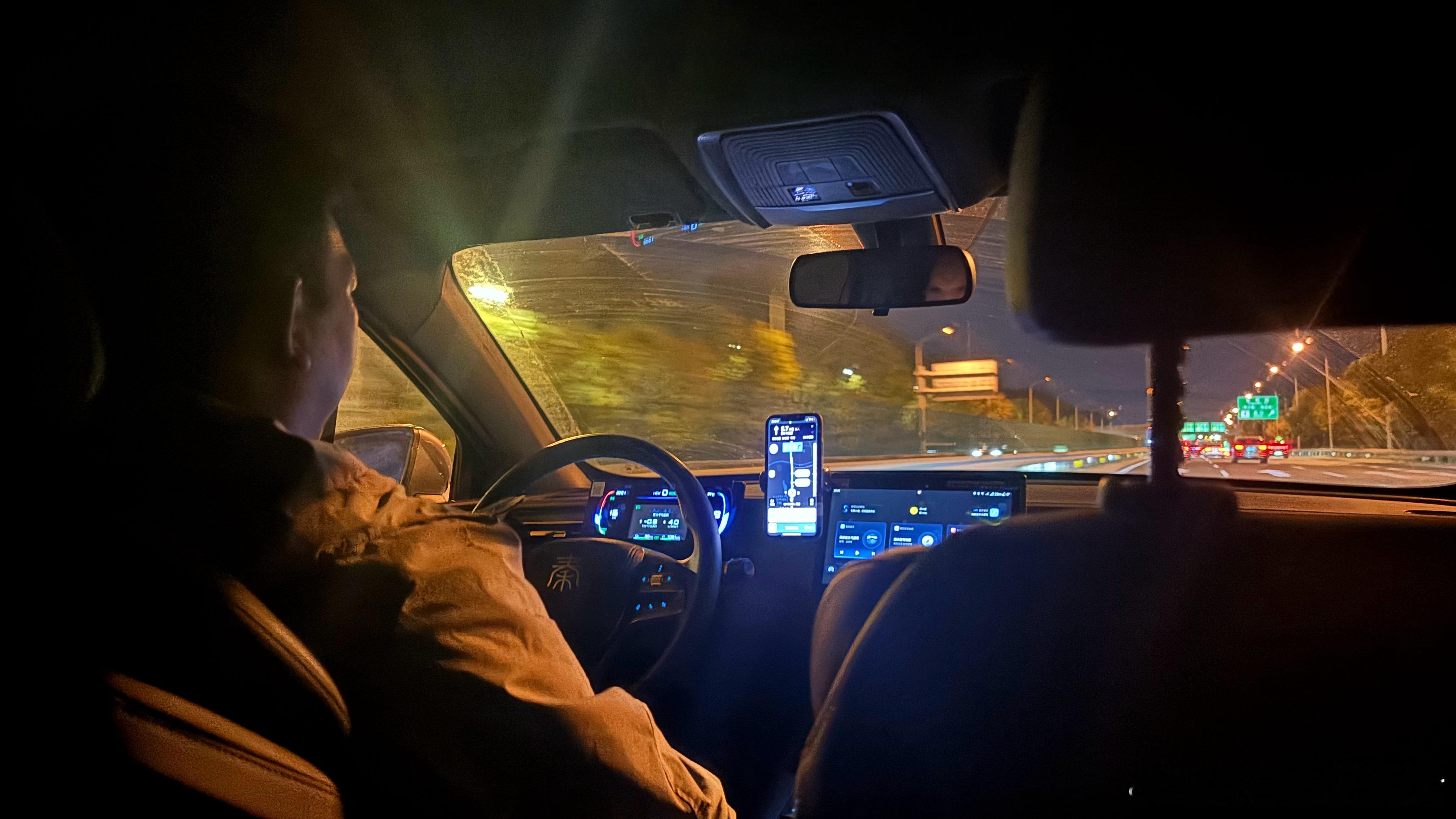 打了辆比亚迪秦Plus ，司机今年买的，加上国补连带保险花了六万八。想当年夏利都