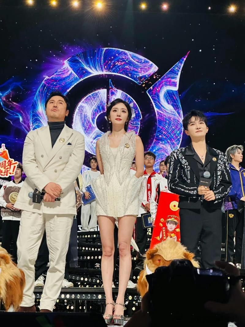 昨晚看王者荣耀共创之夜直播，感觉杨幂的状态完全不像39岁明星连保养都这么卷吗？ 