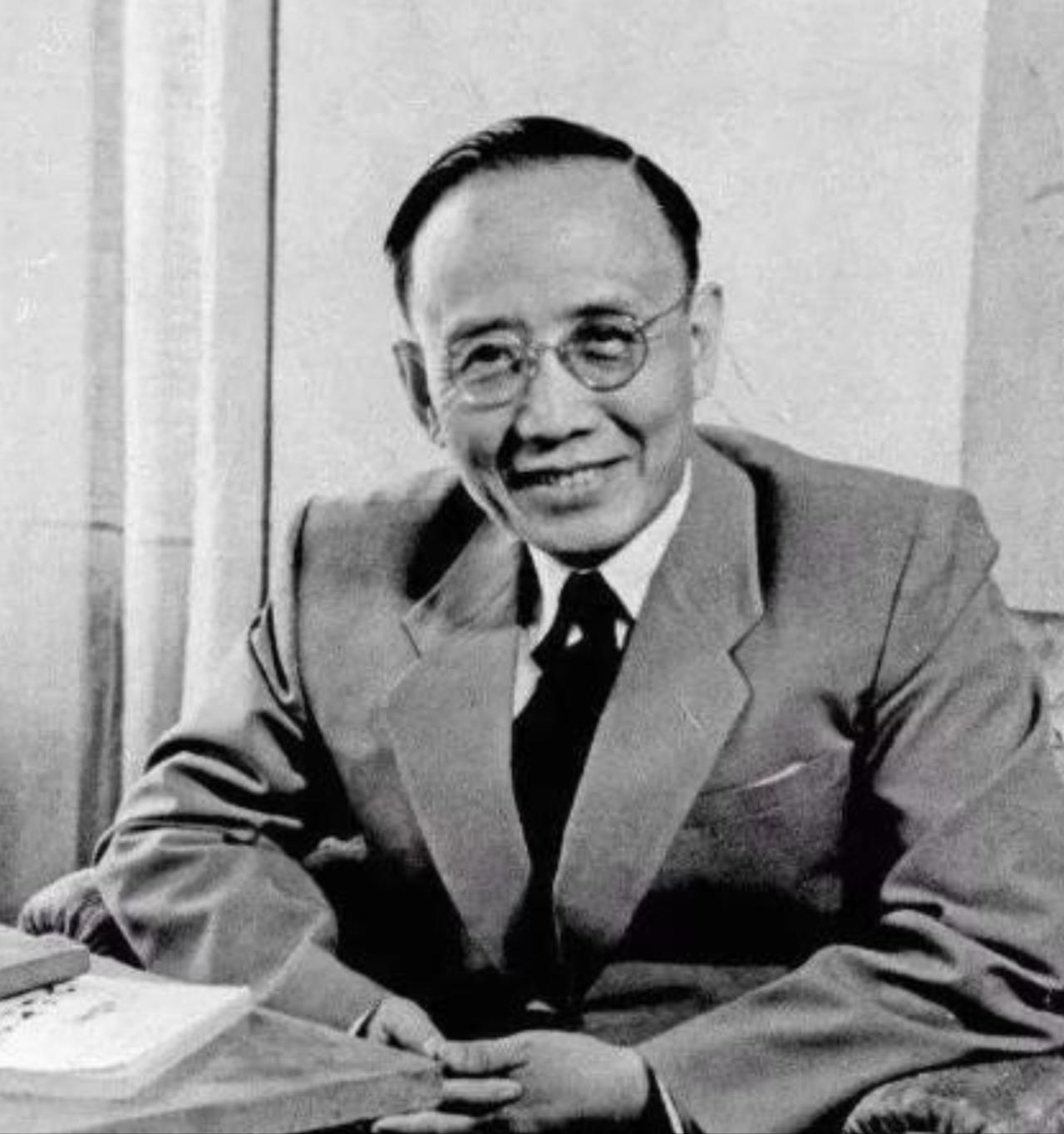 1912年洞房之夜，郭沫若见发妻太丑，拒绝同房，就在他转身要走时，发妻拉住他苦苦