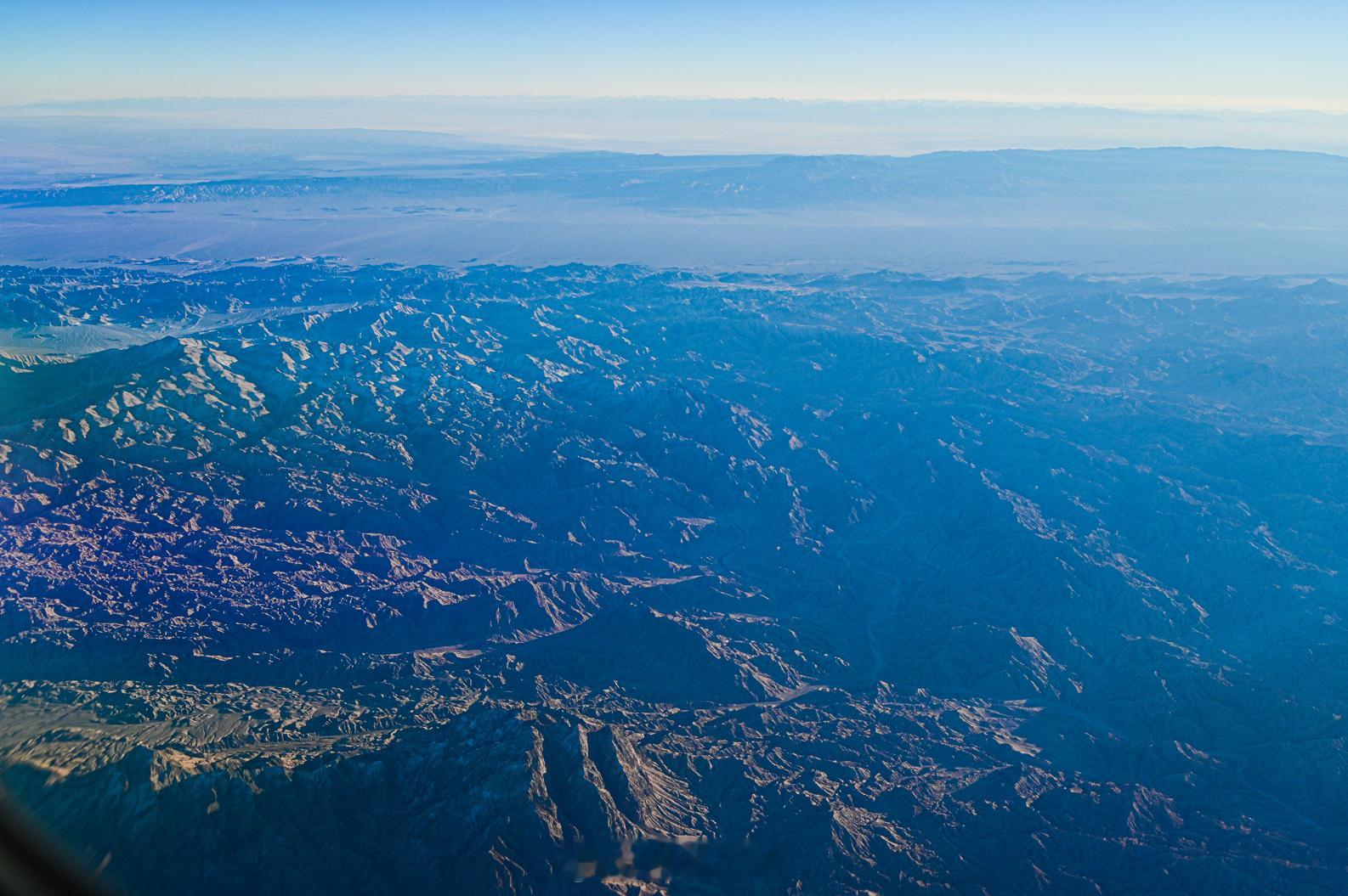 从喀什到西安，俯瞰祖国大西北的壮丽山川，依次为中国最大沙漠塔克拉玛干、新疆青海交