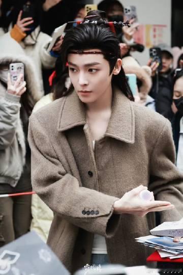 侯明昊上班 小猫哥的每一次出门都像是一次时尚的宣言，他对穿搭的热情和独特的眼光让