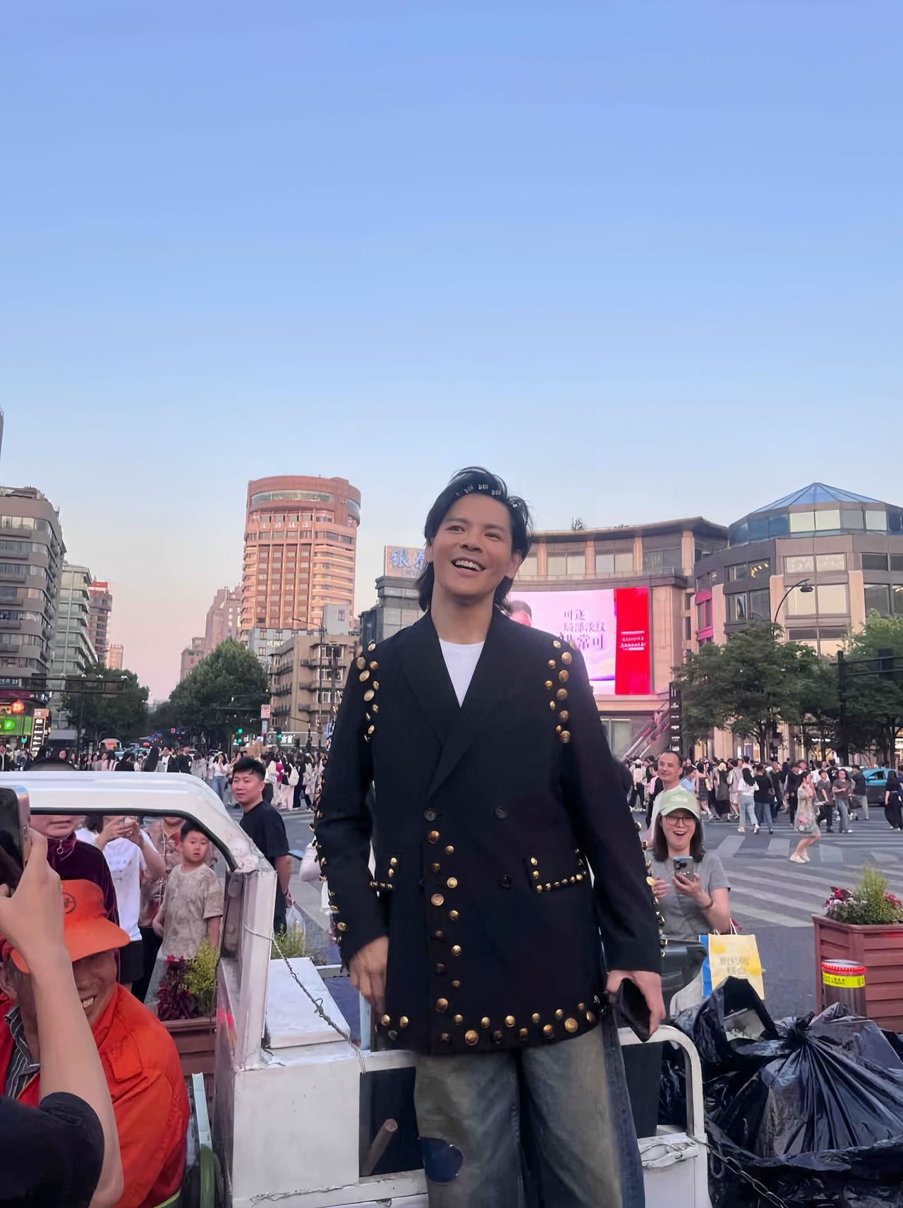 向佐现身杭州，在大街上与现场观众热聊，好歹也是向家长子，又是明星，连个助理都没带