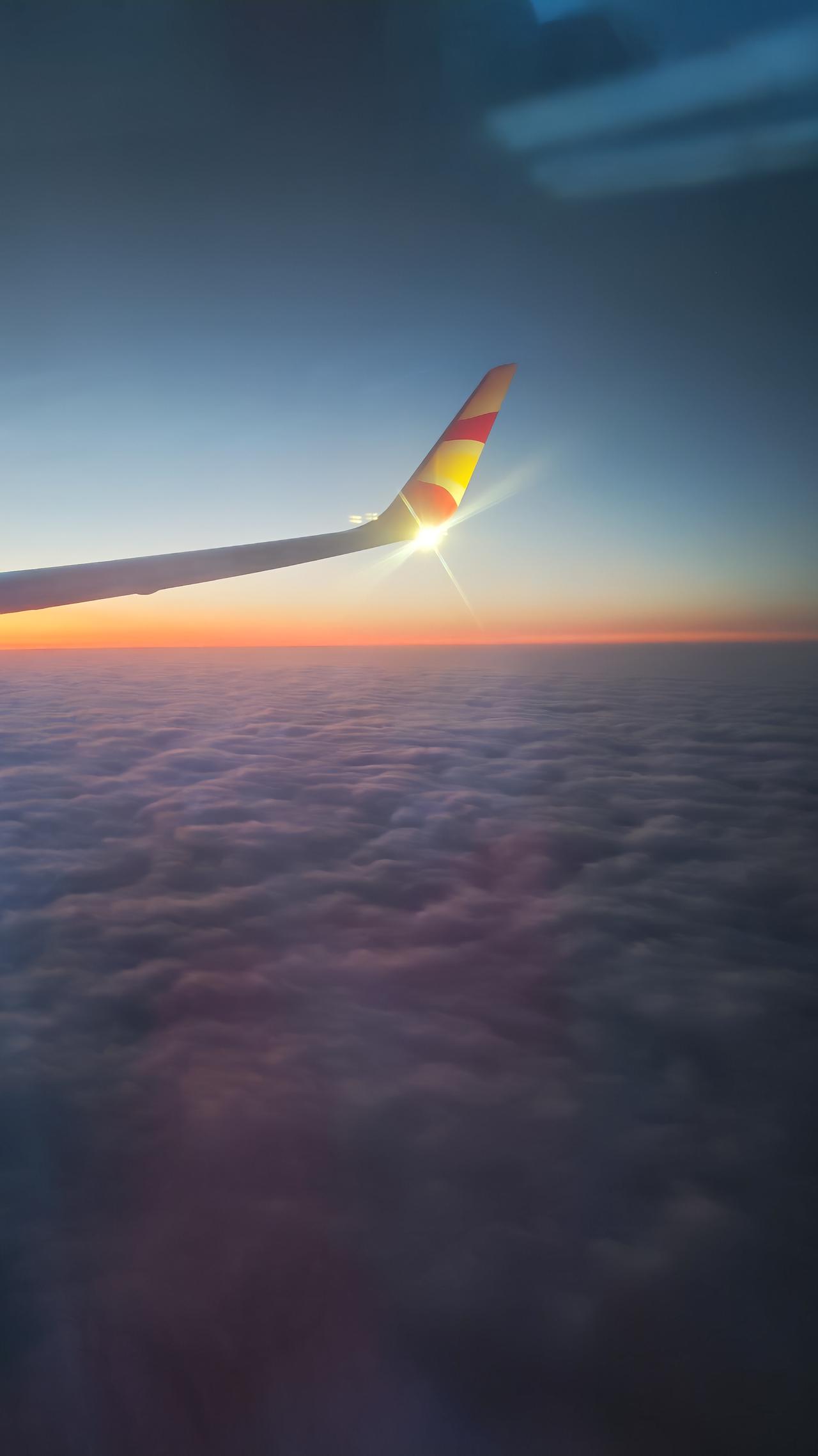 坐飞机时飞出云海的那一刻，真的太震撼了！
之前有次坐飞机，在云层里时，窗外一片混