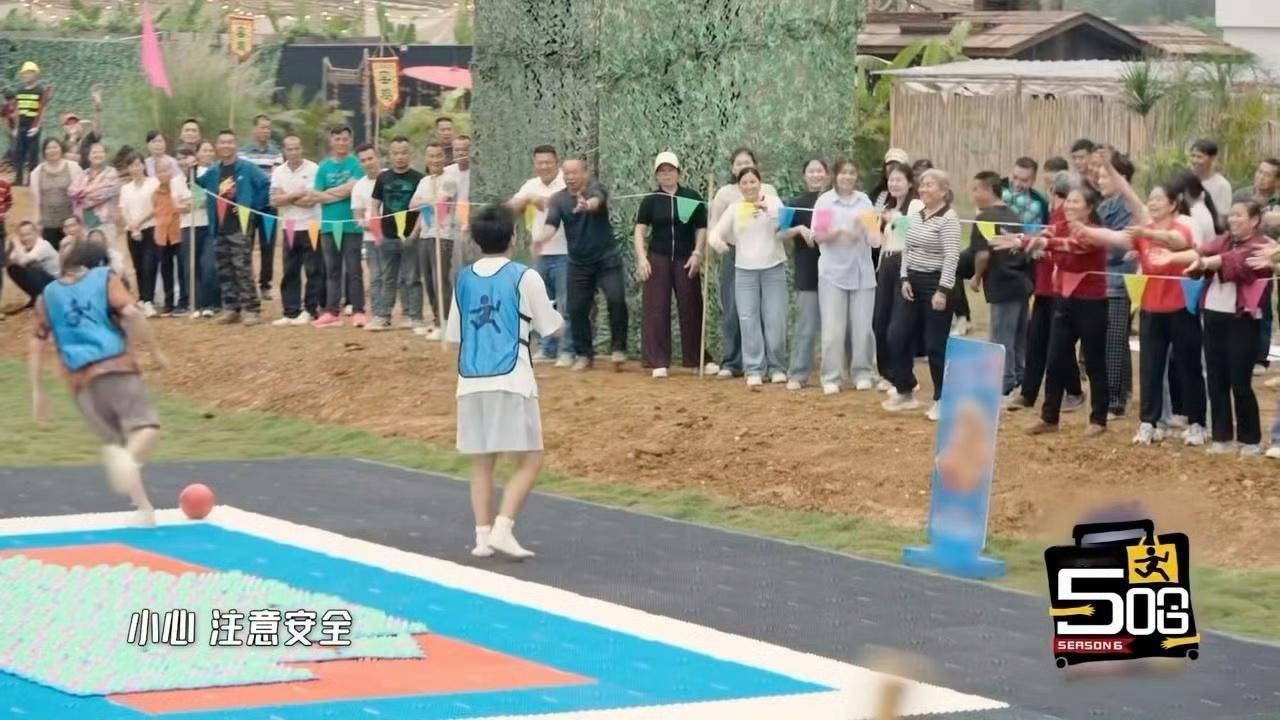 邓超饭撒送趾压板离谱又可爱名场面被邓超拿捏了饭撒天花板别人走温柔风，他走折磨风趾