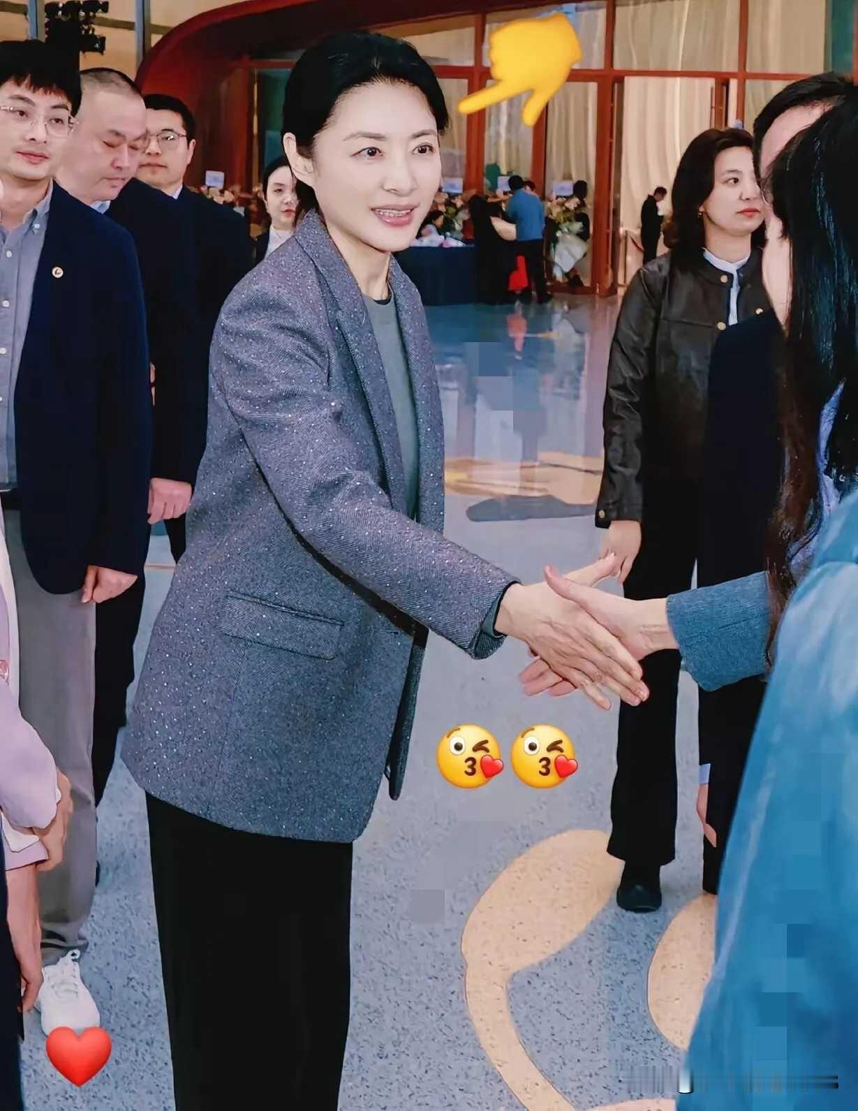 这一幕惊艳了多少人,不愧是领导级别的女人，她好漂亮，平常在舞台上看不觉得，这个妆