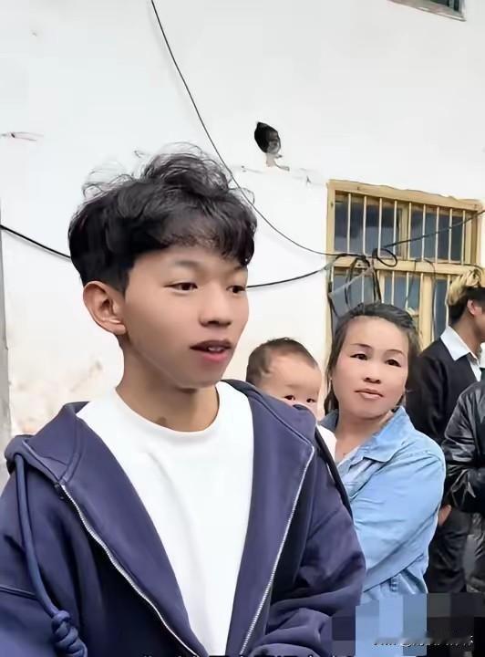 小小徐做的最对的一件事，
纵使这条视频被不少人说是炒作，
但有一个地方，
跟着学