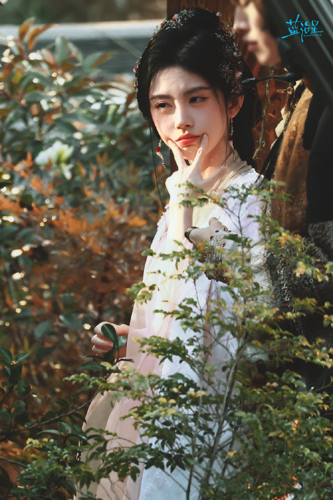 jjy鞠婧祎千香 jjy鞠婧祎姜黎非 “玫瑰之所以是玫瑰，是风与光的眷顾，更是视