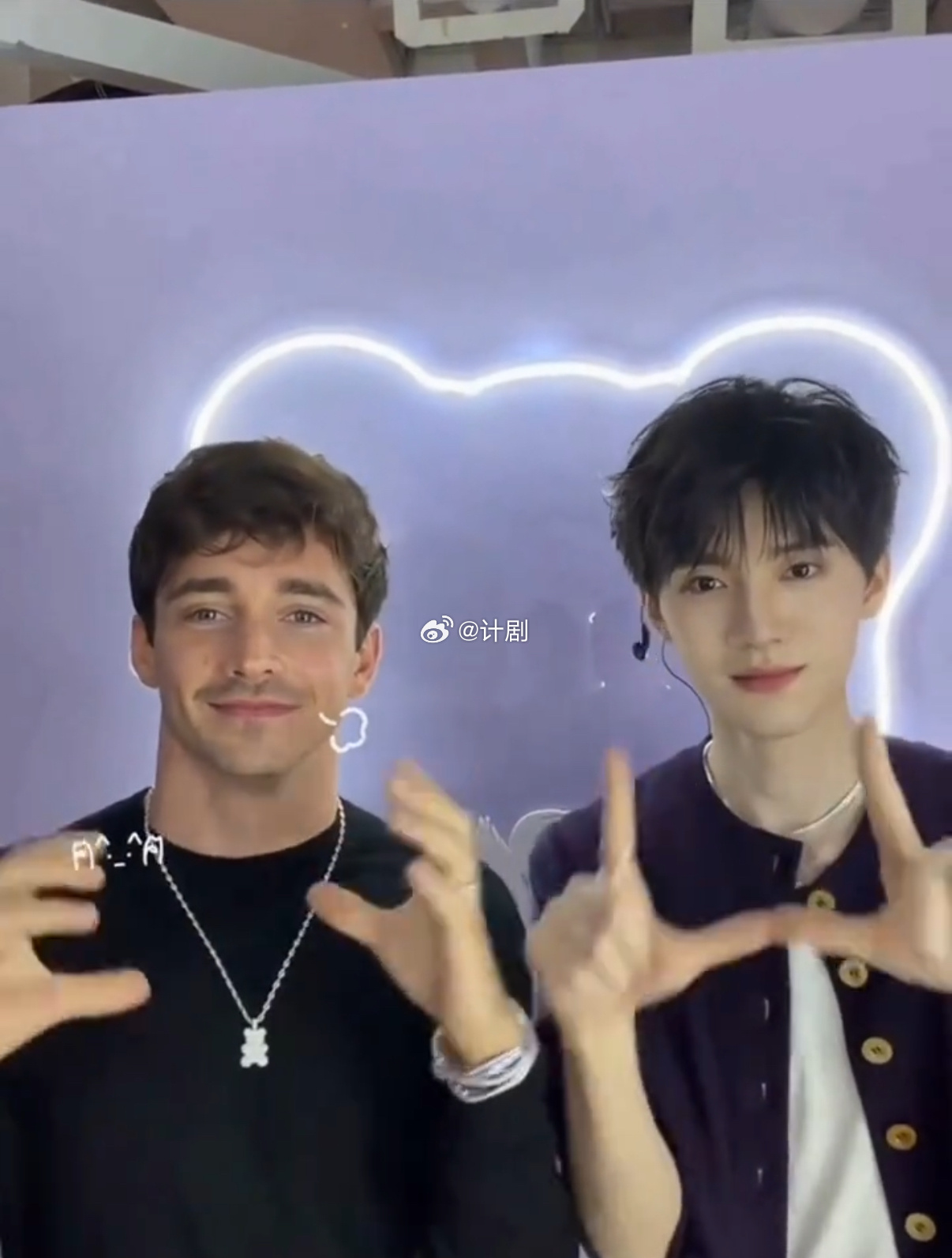 周翊然勒克莱尔cha手势舞 看到周翊然和勒克莱尔跳love me more直接替